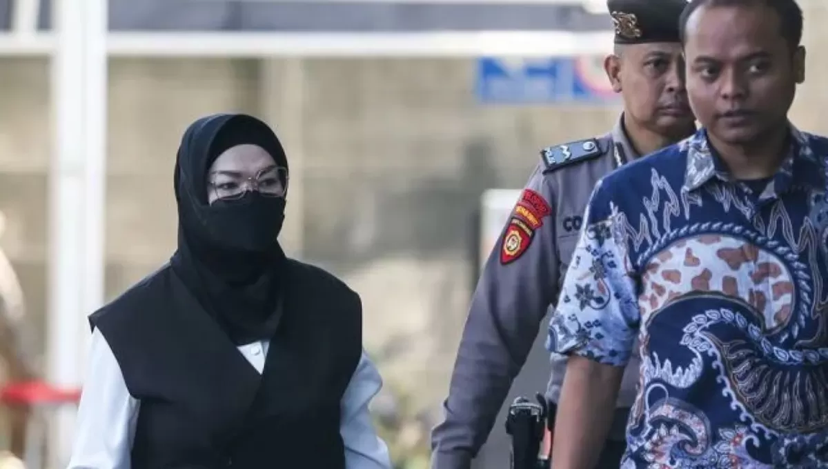 Bupati Sukoharjo Etik Suryani (kiri) dikawal petugas saat tiba di Gedung Merah Putih KPK, Jakarta, Jumat (10/7/2026). (ANTARA)