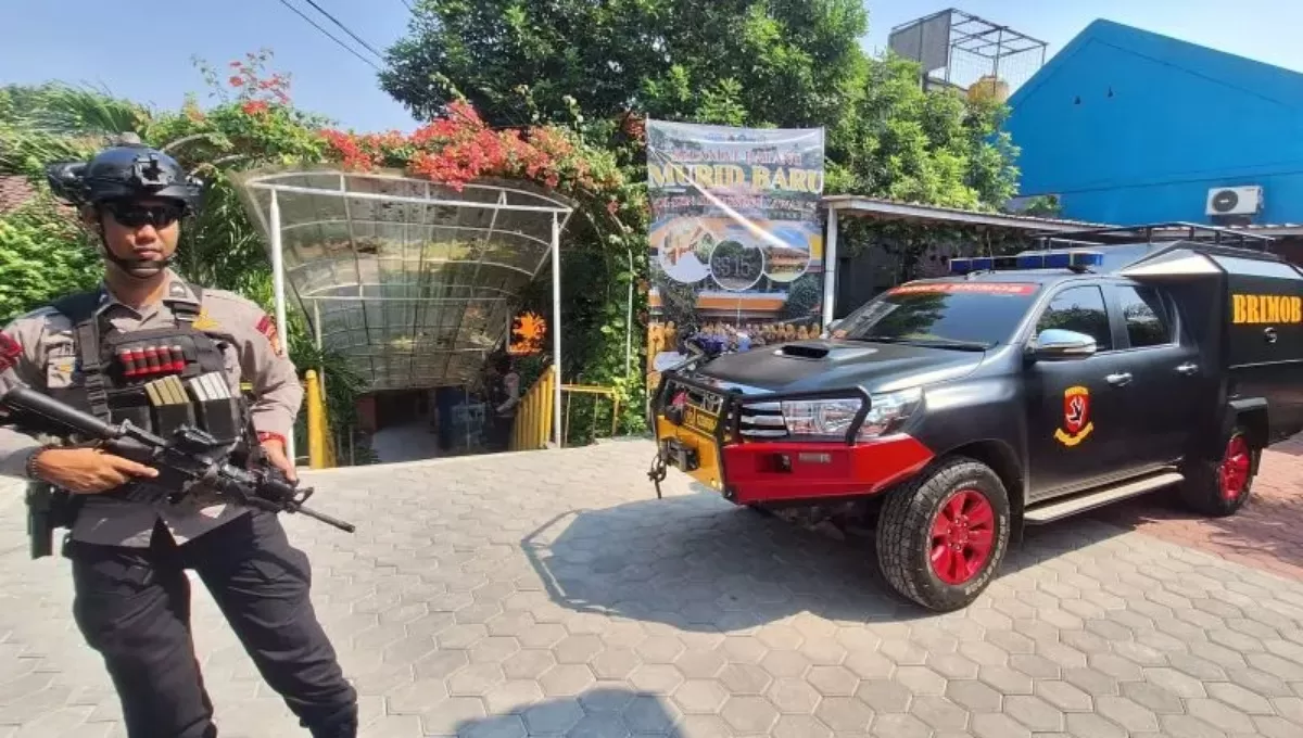 Personel kepolisian berjaga di lokasi dugaan teror bom di SDN Srengseng Sawah 15 Pagi, Jagakarsa, Jakarta, 13 Juli 2026. (ANTARA/Luthfia Miranda Putri)