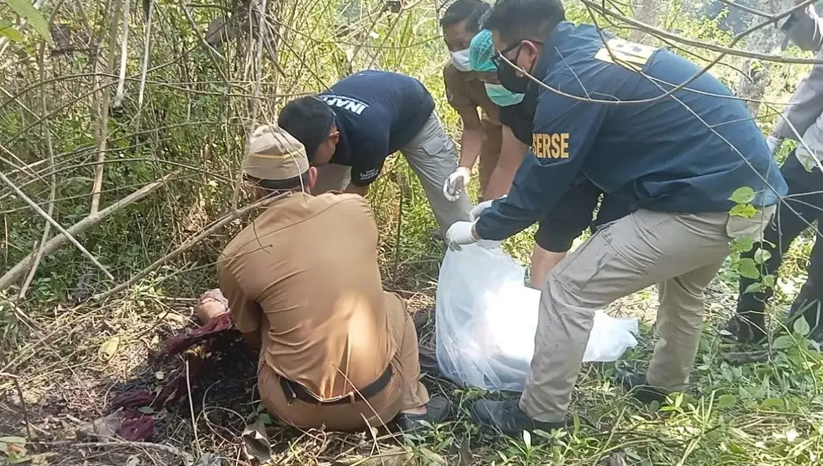 Polisi saat olah TKP penemuan mayat yang sudah jadi kerangka. (Dok. Inafis )