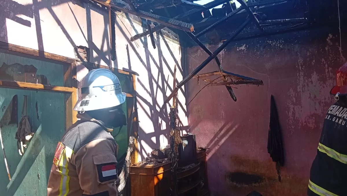 Personel Damkar sedang melakukan pemadaman api yang melalap rumah warga di kampung Tajur, Desa Tenjonagara, Kecamatan Sucinaraja, Garut. Rabu, (22/7). (Dok. Damkar)