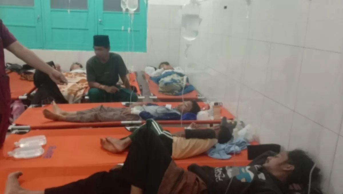 Puluhan santri Ponpes Al Mansyur Cibatu mengeluh sakit perut, mual, dan diare usai menyantap menu yang diduga dari MBG jalani perawatan di Puskesmas. (Istimewa)