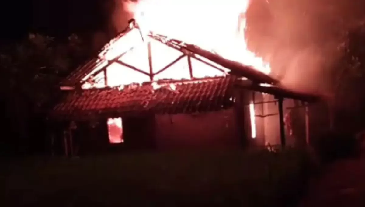 kebakaran rumah panggung di Kampung Babakan Bandung, Desa Wangunreja, Kecamatan Nyalindung, Kabupaten Sukabumi, Kamis (23/7/2026) malam sekitar pukul 19.30 WIB. (dok. warga)