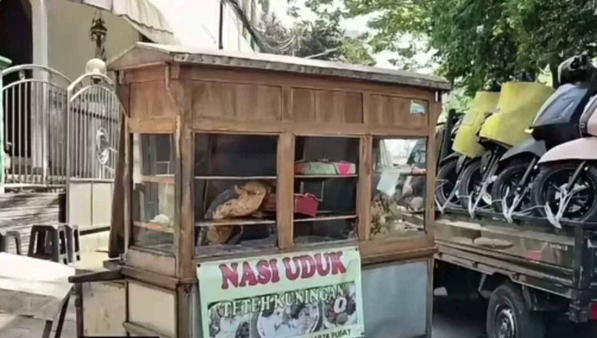 Gerobak nasi uduk yang dirusak di Matraman sebelum bentrok kelompok warga pecah.  (Instagram/bangranistones)
