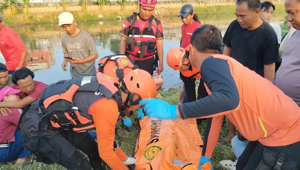 Tim SAR Gabungan saat evakuasi jenazah korban. (dok. Tim SAR)