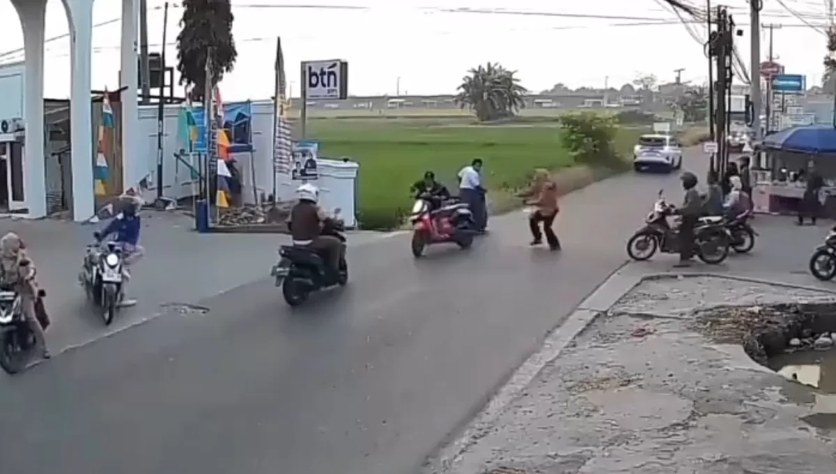 Rekaman CCTV Curanmor di Karawang Hebohkan Medsos. (Tangkapan layar)