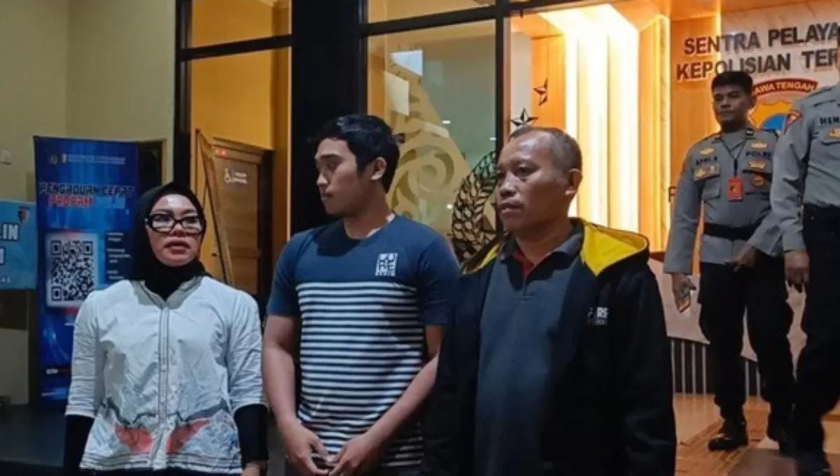 Keluarga Sutrimo didampingi kuasa hukum membuat laporan ke Polresta Banyumas, Sabtu (8/8/2026) malam. (Detik.com)