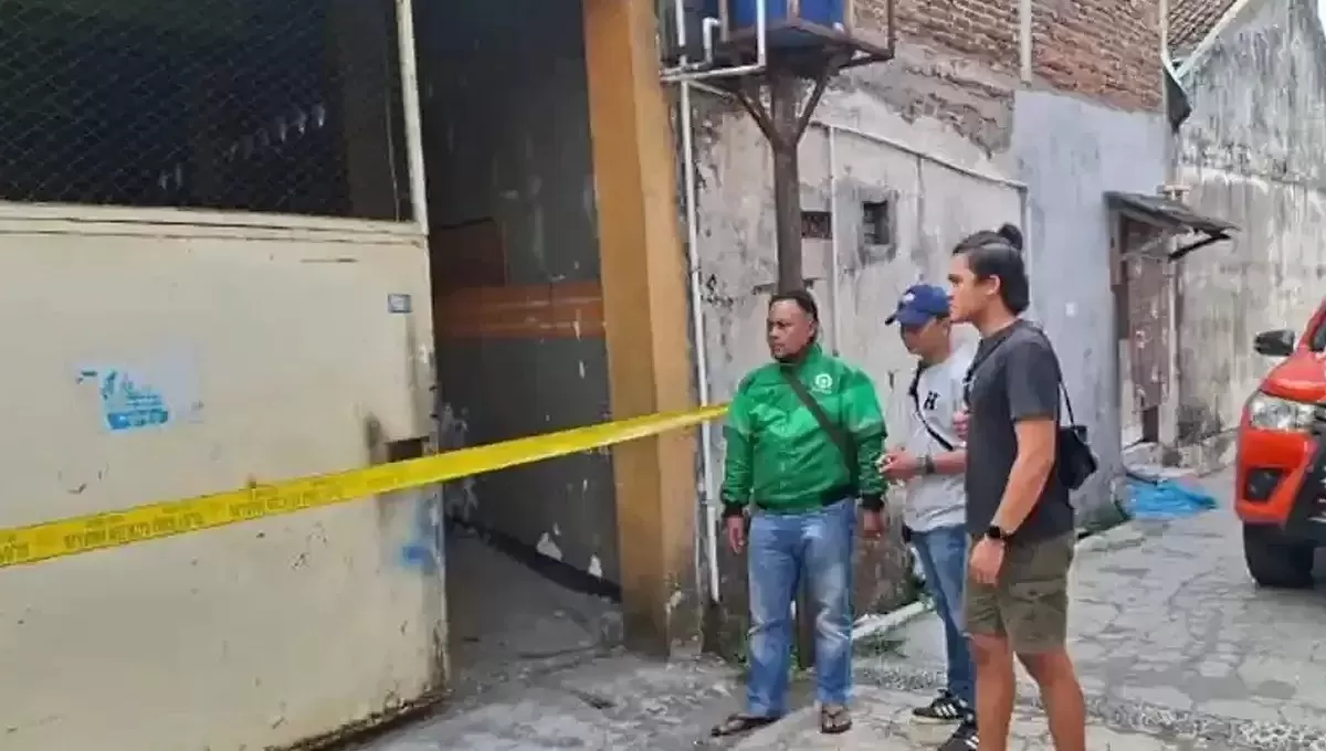 Polisi olah TKP kasus penganiayan dan penyekapan yang berujung korban hilang nyawa, di sebuah indekos yang berlokasi di kawasan Terminal Ciakar, Kelurahan Kota Kaler, Kecamatan Sumedang Utara, Minggu (9/8/2026).  (Tribun Jabar)