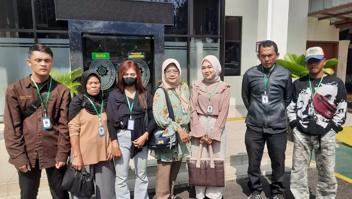 Mengawal proses hukum, kuasa hukum bersama keluarga almarhum Angrik di PN Bandung. (Istimewa)