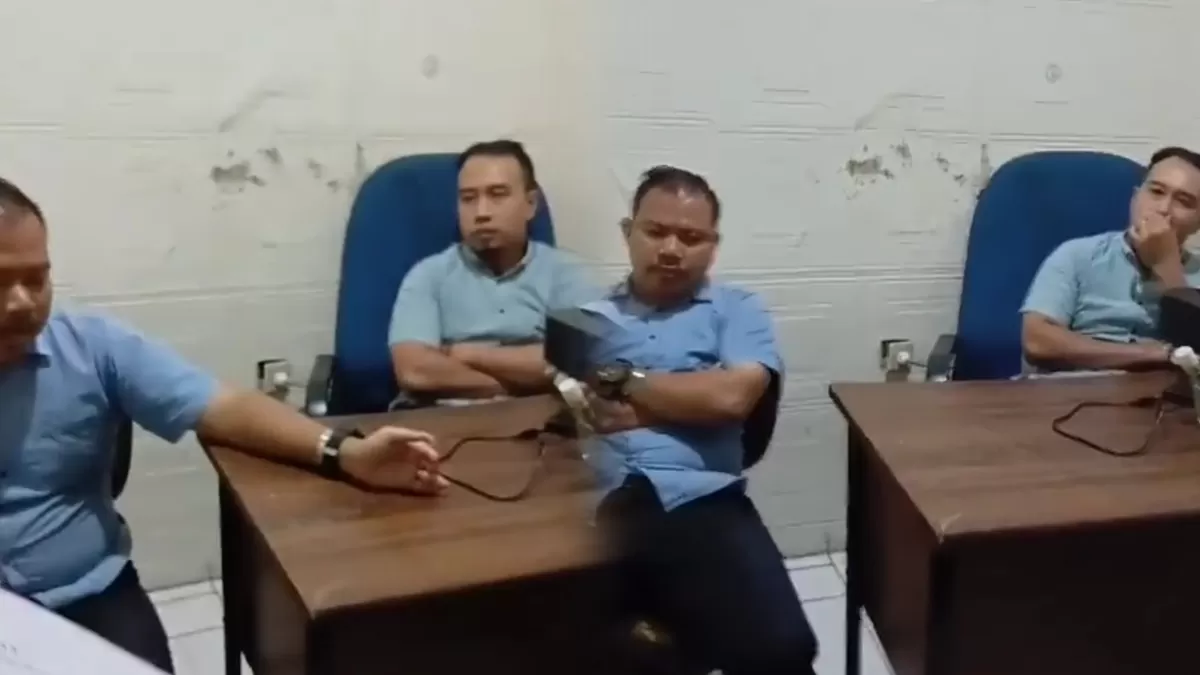 Ngaku Tak Pernah Tanda Tangan Surat Kuasa, Wanita di Karawang Amuk Dua Orang Pria Diduga Oknum Advokat. (TikTok/@ithamarkus)