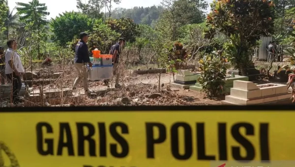 Petugas membawa peralatan untuk ekshumasi Sutrimo. (ANTARA)