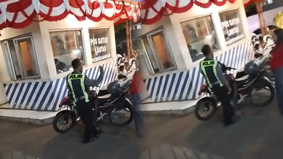 Tangkapan layar video viral seorang warna kena tilang di Bandung. (TikTok/@senyap0_12)