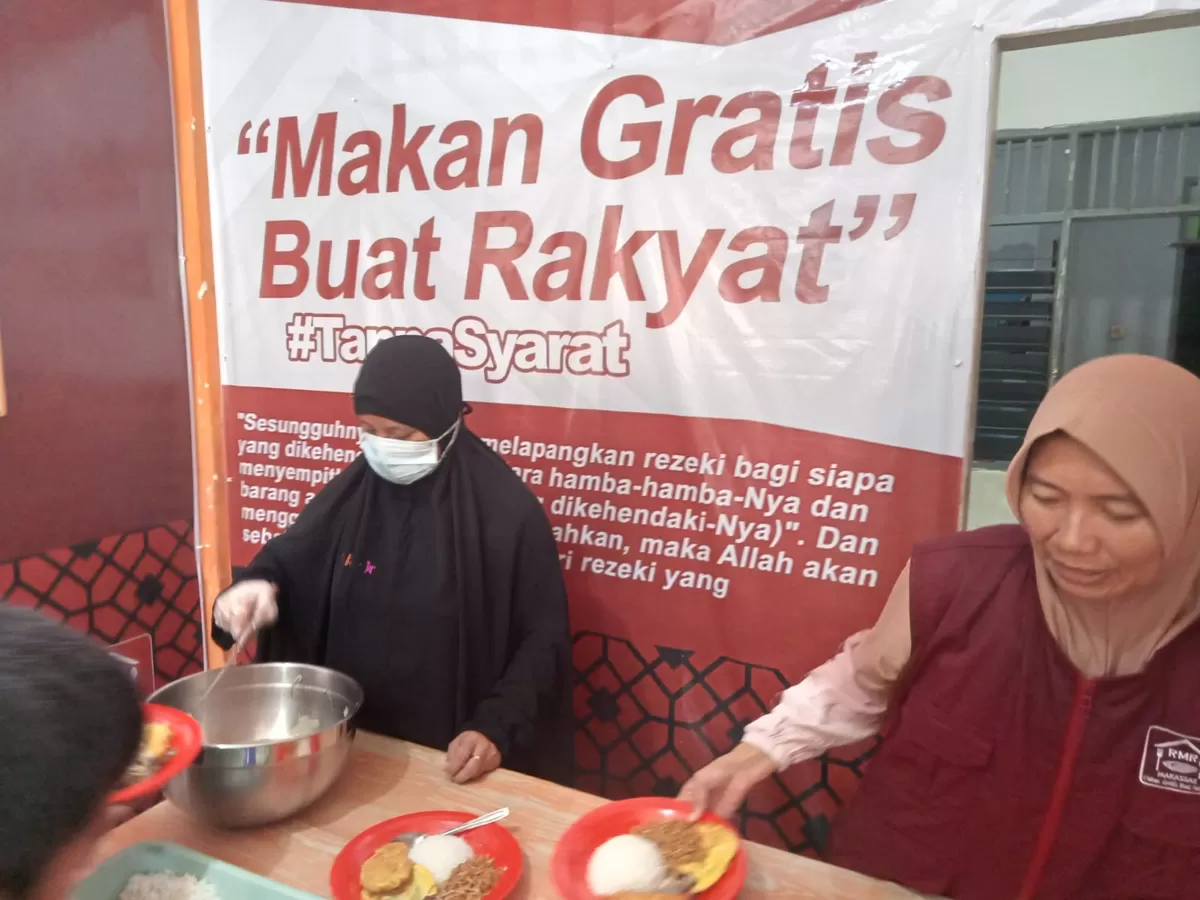 Rumah Makan Rakyat di Makassar menyediakan 100 porsi makan gratis setiap hari bagi ojol, pekerja harian, mahasiswa, dan warga yang butuh. (Dok.Metroselebes.com/Ade)