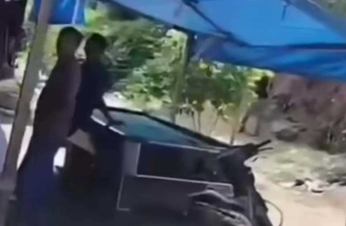 Aksi berani seorang emak-emak menggerebek lokasi diduga menjadi sarang sabu di Labura viral di media sosial dan mendorong polisi bergerak.(Dok.Emak-emak)