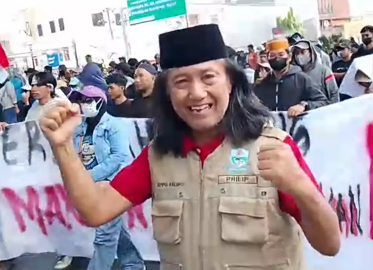 FOTO: Bang Philip memakai peci hitam, pimpin ribuan emak-emak di Makassar menggelar aksi damai mendukung Program Makan Bergizi Gratis (MBG) agar tetap berjalan. (METROSELEBES.com/Ramli)