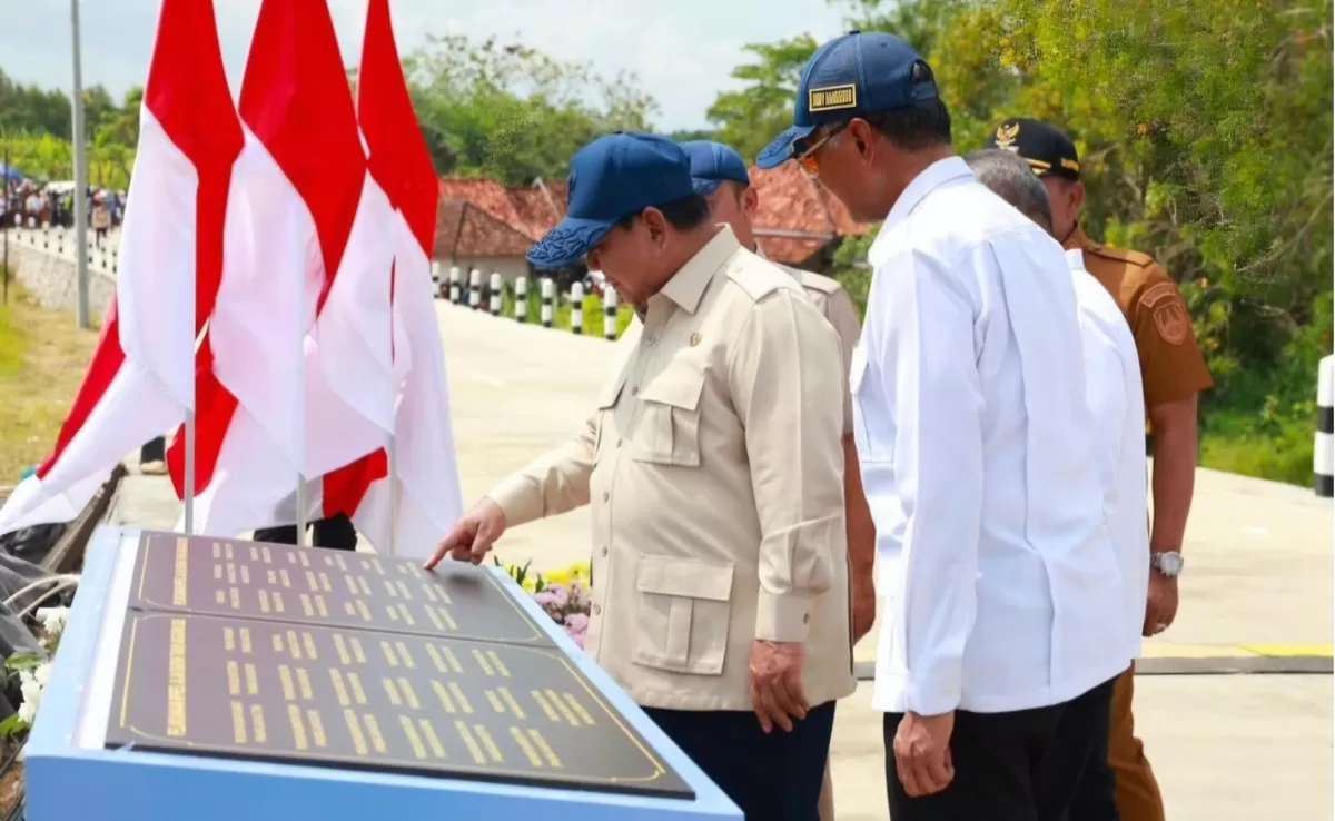 FOTO: Tampak Presiden Prabowo resmikan jalan seacara nasional, dan  alokasikan Rp258,17 miliar melalui Inpres Jalan Daerah 2025 untuk pembangunan 62,54 kilometer jalan di 20 daerah di Sulsel. (Dok.Setpres)