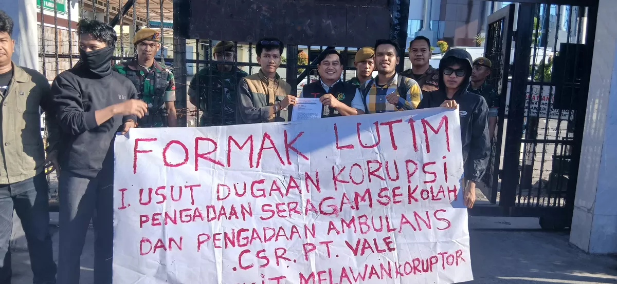 FORMAK Luwu Timur menggelar aksi di Kejati Sulsel, meminta pengawasan ketat terhadap penanganan dugaan korupsi .(Dok.FORMAK Lutim)