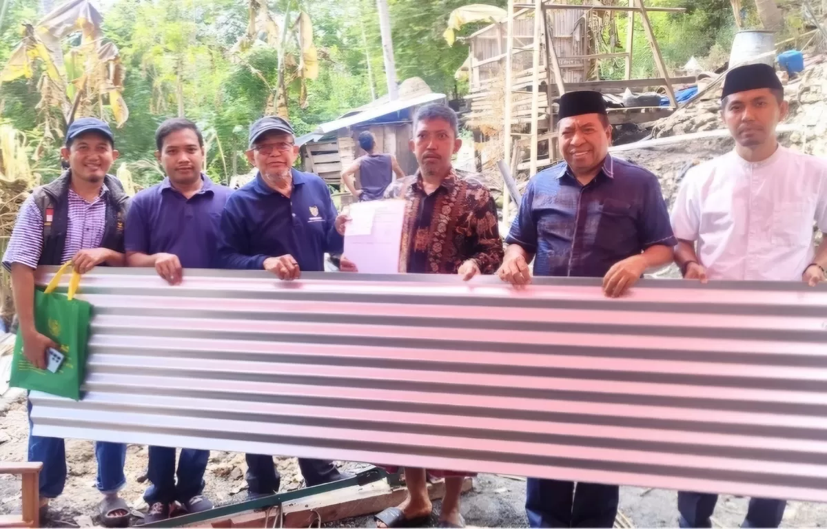 Wakil Bupati Kepulauan Selayar menyerahkan bantuan Baznas kepada korban kebakaran berupa 59 lembar seng untuk membantu percepatan perbaikan. (Dok.Humas Pemkab Selayar)