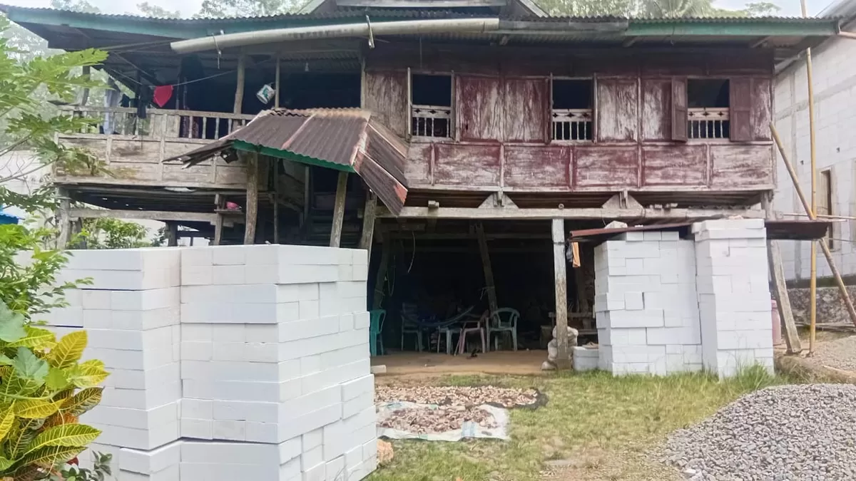 Lembaga Investigasi Kebijakan Publik, Hukum, dan HAM RI menyoroti dugaan ketidaksesuaian material bantuan renovasi rumah di Desa Tamatto.(Dok.Metroselebes.com/asb)