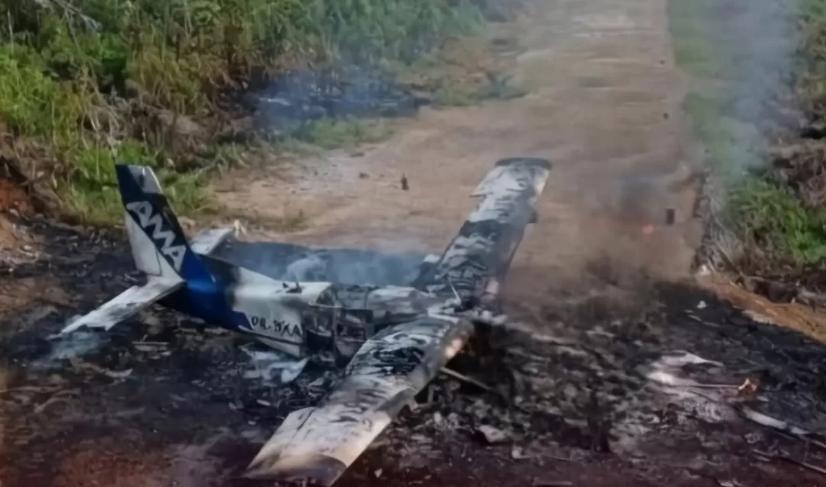 Pesawat perintis PT AMA dibakar usai mendarat di Yahukimo, Papua Pegunungan. Pilot WNA dilaporkan tewas, sementara tujuh penumpang selamat.(Dok.Instagram@makassar_info)