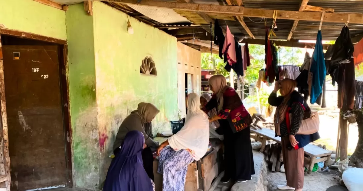 Universitas Hasanuddin melakukan verifikasi langsung ke rumah calon penerima KIP Kuliah 2026/2027 untuk memastikan bantuan pendidikan tepat sasaran. (Dok.Direktorat Kemahasiswaan Unhas)