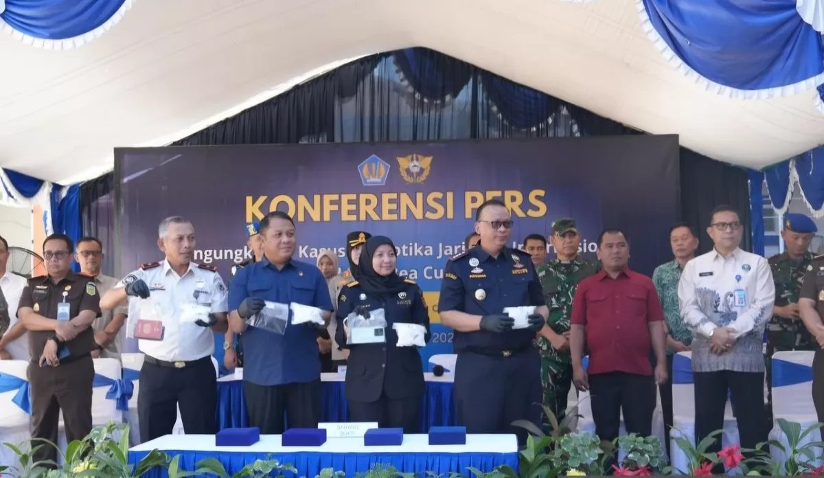 Bea Cukai bersama aparat gabungan menggagalkan penyelundupan 1 kilogram sabu jaringan internasional di Bandara Sultan Hasanuddin, Makassar. (Dok.Humas DPRD Sulsel)