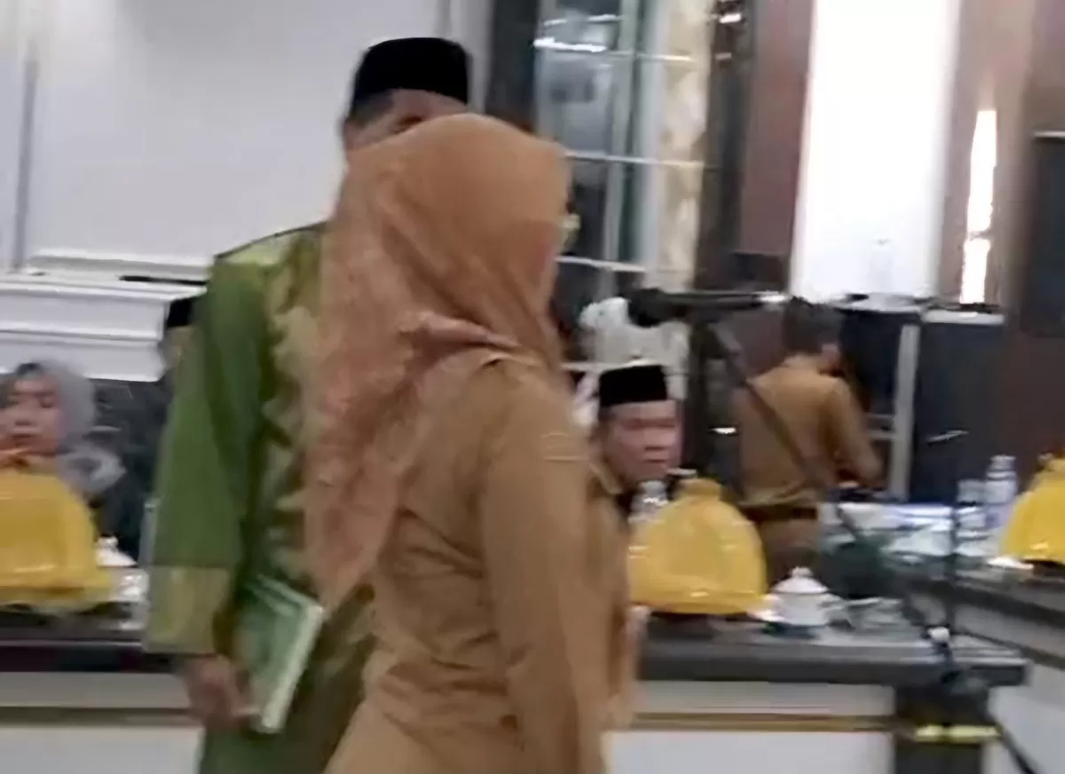 Tampak Bupati Gowa Sitti Husniah Talenrang penuhi panggilan Pansus Hak Angket DPRD Gowa dan memberi keterangan di bawah sumpah terkait tiga perkara yang diselidiki. (Dok.fb@sitti ko'mara)