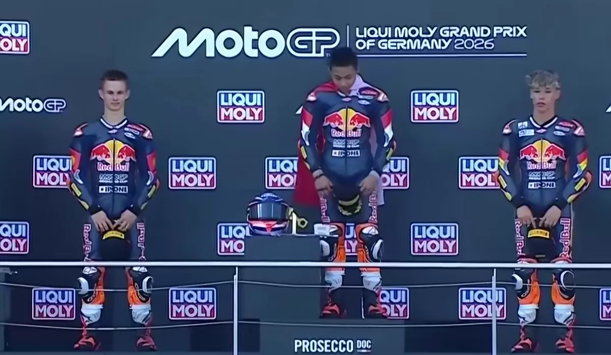 Tampak Kiandra Ramadhipa (tengah) meraih kemenangan dramatis pada Race 2 Red Bull MotoGP Rookies Cup 2026 di Sachsenring dan naik ke peringkat klasemen sementara. (Dok.Instagram@spotv)ketiga