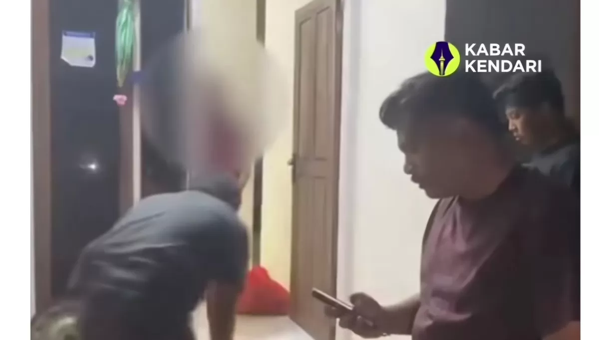 Tampak istri terduga pelaku yang dibloor bersama Kompol Welliwanto Malau dan anggota dari Polresta Kendari saat berada di rumah kontrakan. (Dok.Threads@info kendari)