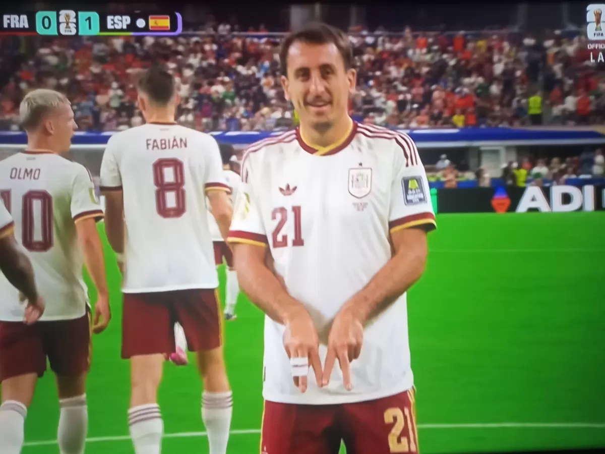 Mikel Oyarzabal membawa Spanyol unggul 1-0 atas Prancis lewat gol penalti pada babak pertama semifinal Piala Dunia 2026. (Dok.Tangkapan layar TVRI)