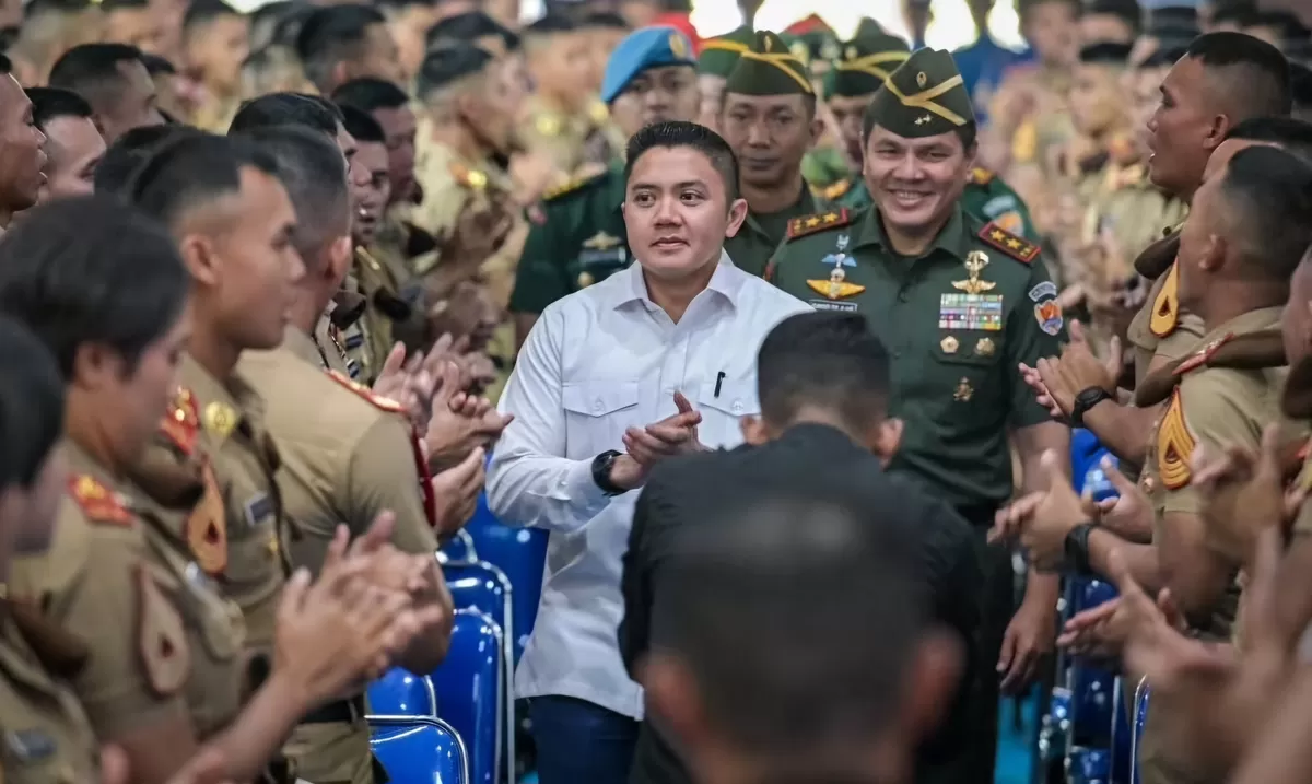 Seskab Teddy saat menyampaikan pembekalan kepada 1.600 taruna Akmil di Magelang. (Sekretariat Kabinet)