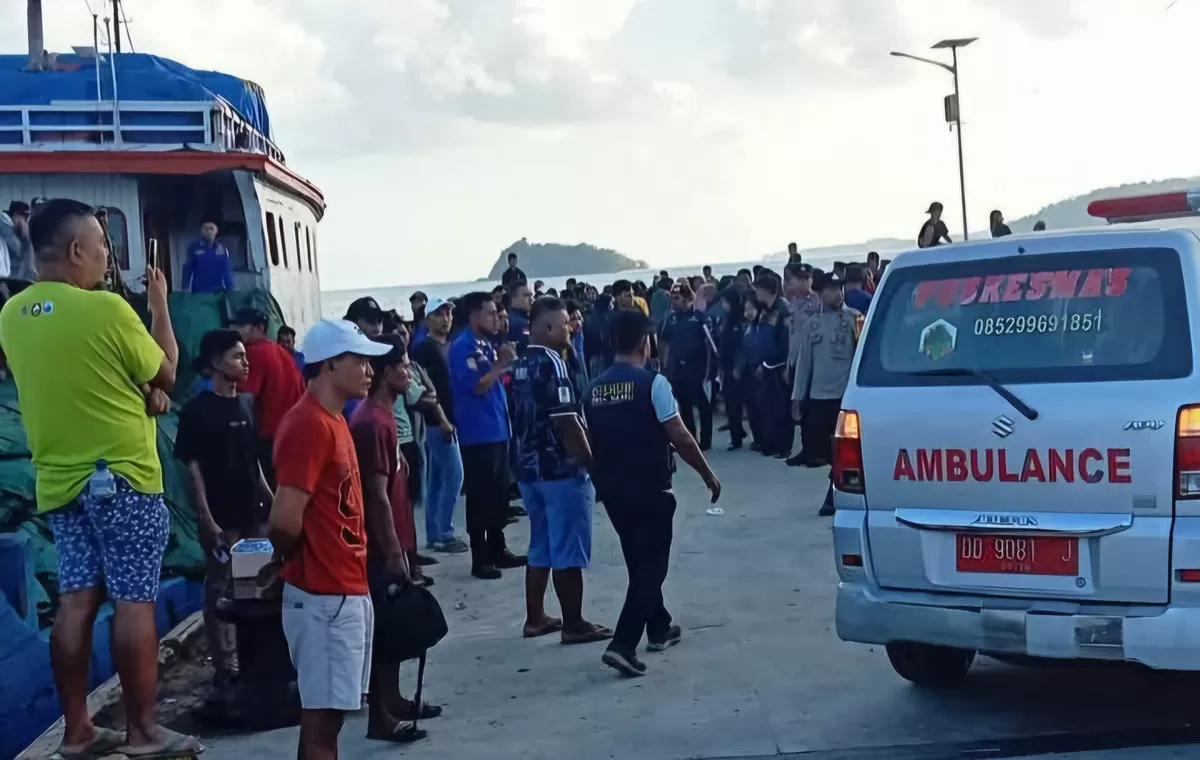 Tampak evakuasi  korban. Hari keempat pencarian KM Nurul Salsa di Selayar, jumlah manifes bertambah menjadi 78 orang. Sebanyak 25 penumpang masih dinyatakan hilang. (Dok.Humas Polres Selayar)