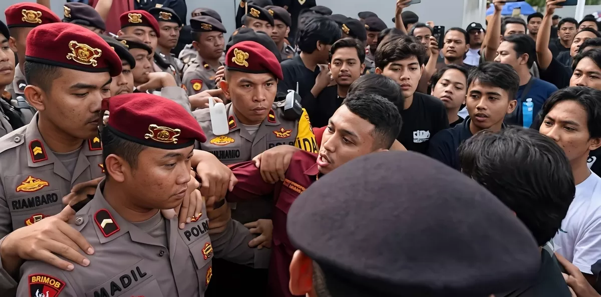 Aksi mahasiswa di Kejagung menuntut transparansi penanganan dugaan kasus Febrie Adriansyah sempat memanas sebelum situasi kembali kondusif. (Dok.Threads@ladybakkerij)