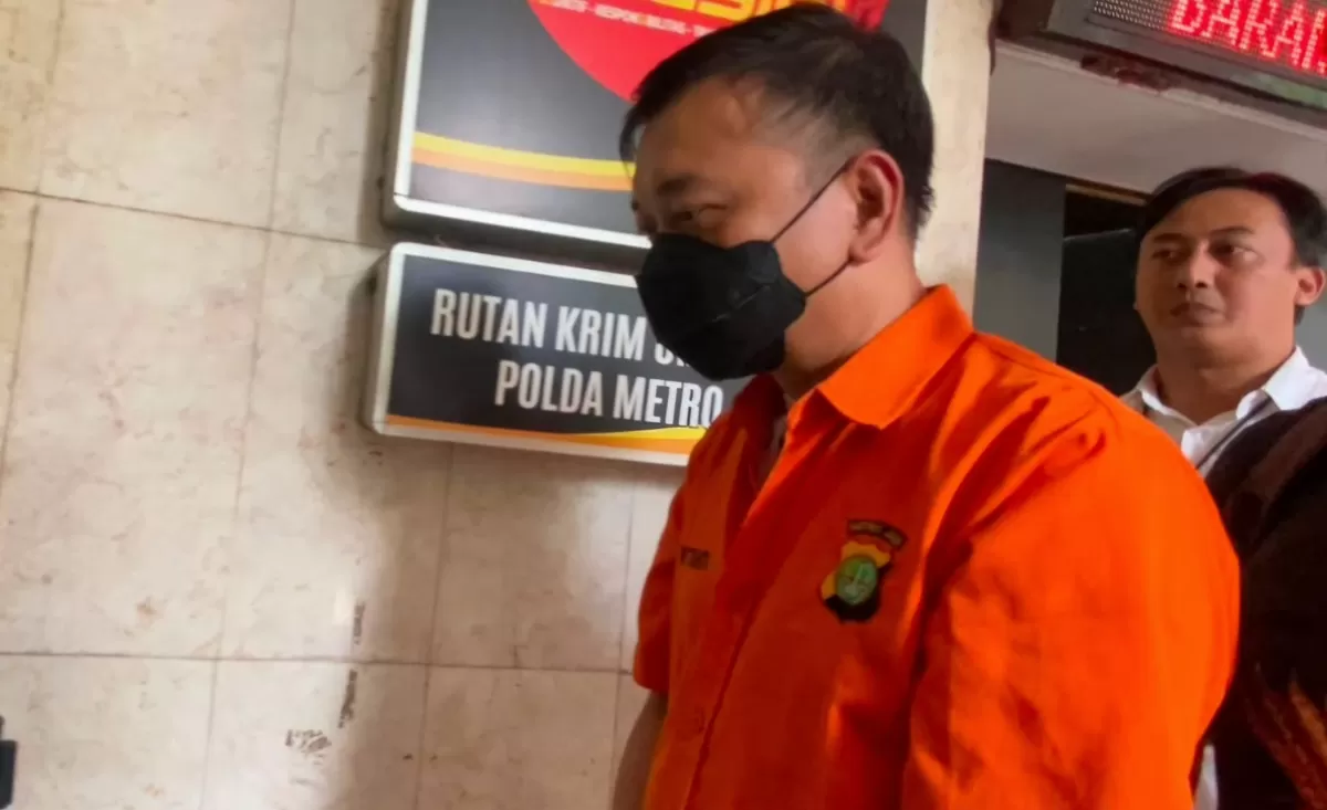 Pelimpahan tersangka korupsi dan TPPU Don Ritto ke Kejaksaan Agung berlangsung dengan pengamanan ketat, puluhan personel TNI ikut disorot . (Dok.Instagram@bhineka.id)