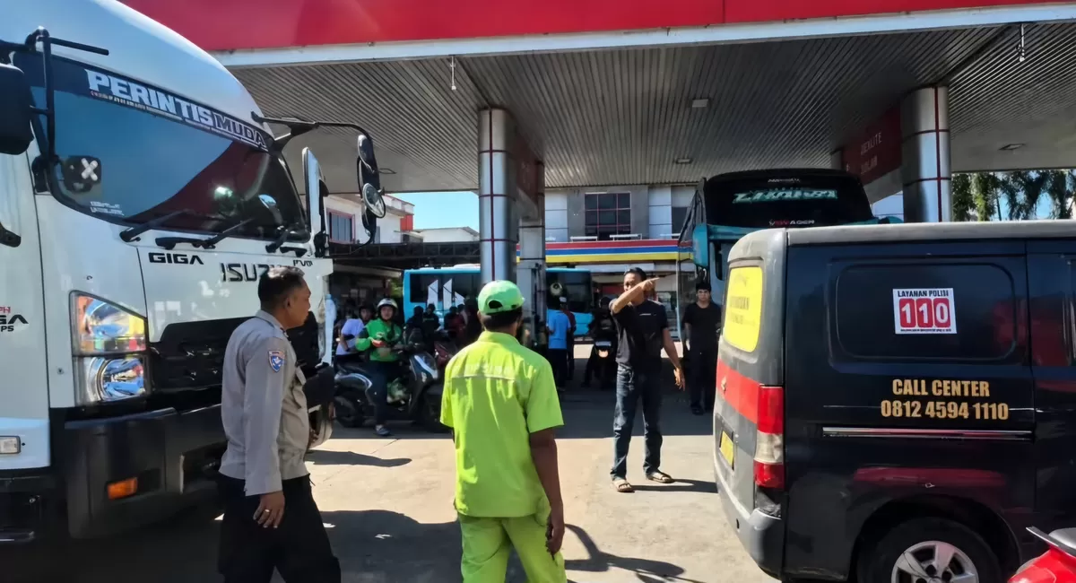 Antrean panjang biosolar di SPBU Perintis Makassar kembali memicu keributan. Sengketa giliran mengisi BBM diduga berujung aksi penikaman.(Dok.Instagram@makassar_info)
