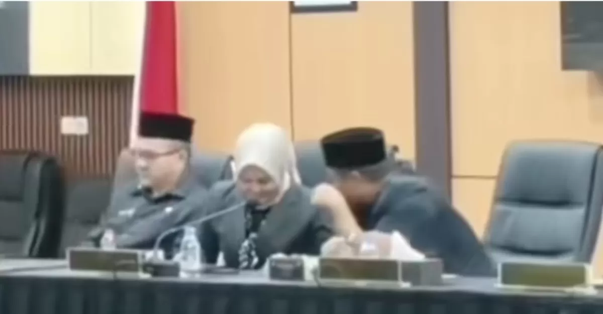 Momen Gubernur dan Wakil Gubernur Sulsel berbincang saat rapat paripurna DPRD menjadi sorotan publik, di tengah pembahasan rekomendasi. (Dok.Instagram@feedmedsos)
