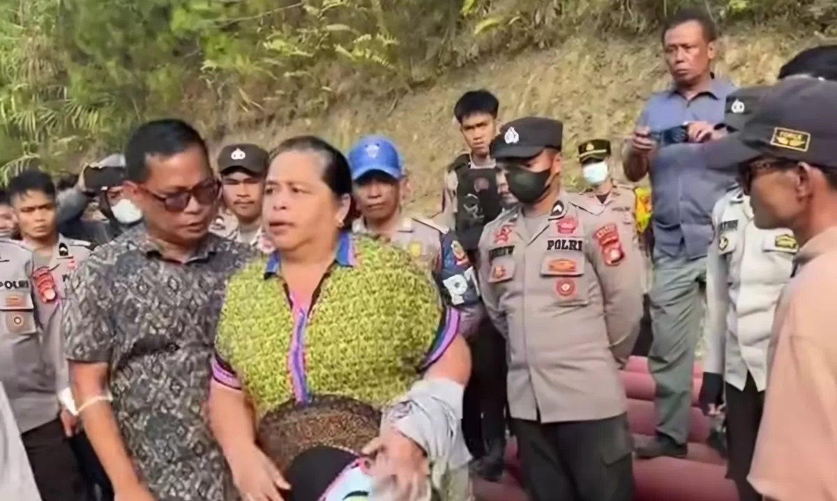 Aksi emak-emak menolak operasional TPA Salurano di Mamasa sempat memanas. Polisi meredam ketegangan dengan pendekatan persuasif. (Dok.Threads@polma media)