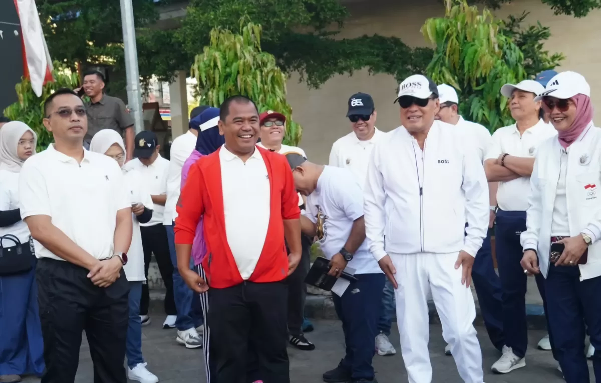 FOTO: Tampak Wakil Ketua I DPRD Sulsel, Rahman Pina (tengah) memakai sweater merah saat menghadiri Dies Natalis ke-65 UNM, Ahad, 26/7 di Makassar. (Dok.Humas DPRD Sulsel)