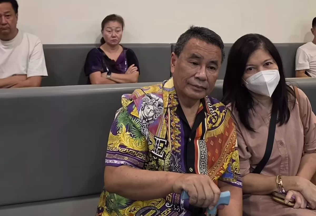 FOTO: Hotman Paris bersama istrinya saat berada di RS Mount Elizabeth Novena Singapura, Sabtu, 25/7. (Dok.instagram@hotmanparisofficial)