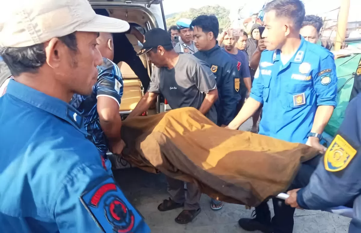 FOTO: Tampak Tim SAR gabungan sedang mengevakuasi korban tenggelamnya KM Nurul Salsa di Perairan Kepulauan Selayar.  (Dok.Humas Polres Selayar)