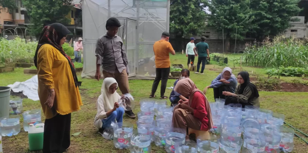Keterbatasan lahan di kawasan perkotaan bukan lagi menjadi penghalang untuk bercocok tanam.  Foto: Dok. Universitas Trilogi