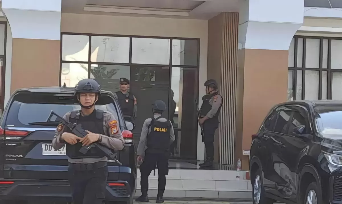 Polda Sulsel menggeledah tiga kantor Pemkab Gowa setelah kasus dugaan korupsi pengadaan seragam sekolah gratis Rp16 miliar resmi naik ke tahap penyidikan. (Dok.Threads@teropong makassar) 