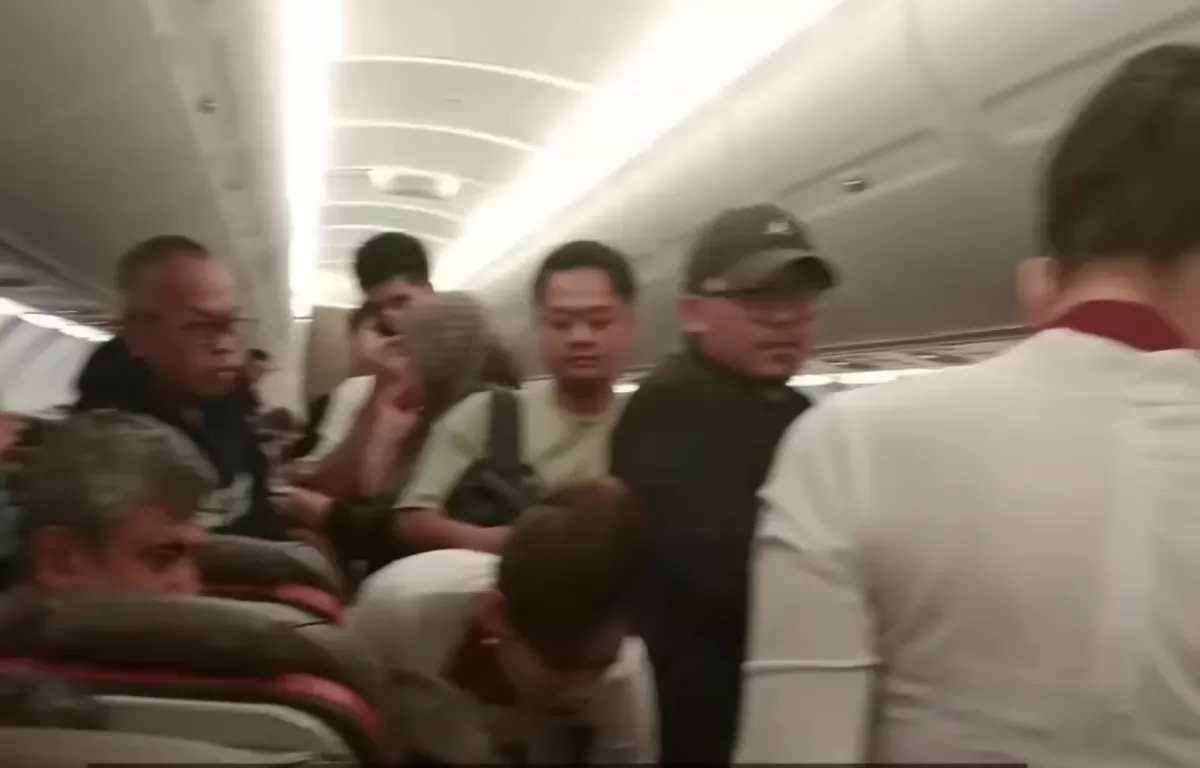 Insiden dugaan powerbank terbakar di penerbangan Batik Air ID6143 rute Makassar-Jakarta memicu kepanikan penumpang, namun berhasil ditangani. (Dok.Threads@updatekekinianbanget) 