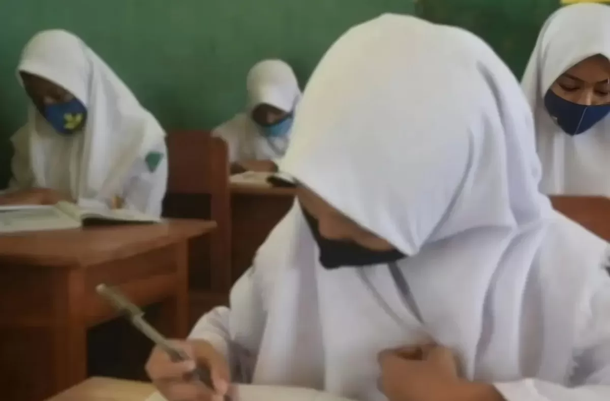 Dugaan larangan hijab di SMPN 2 Bonggakaradeng menuai sorotan. LSM FAK Toraja mendesak Dinas Pendidikan menjatuhkan sanksi tegas ke Kepsek. (Dok.Instagram@makassar_info)