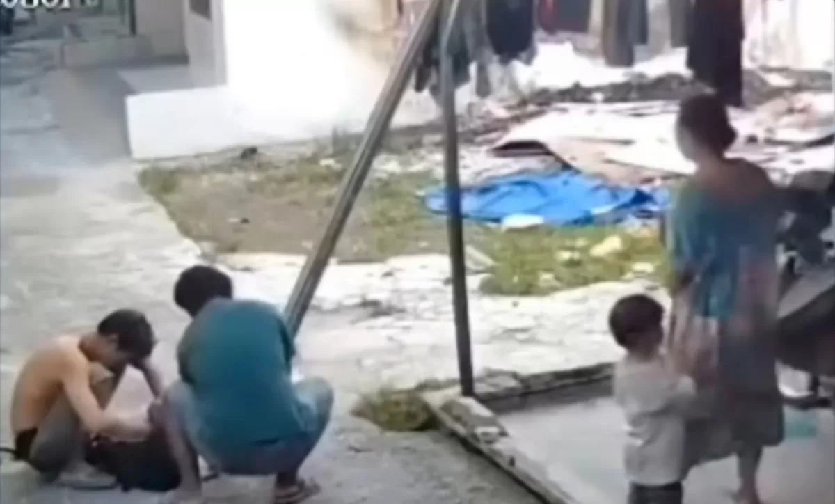 Video pemblokiran jalan dengan balok kayu di Medan Tembung viral di media sosial. Dugaan pemicunya dikaitkan dengan dugaan mobil baru. (Dok.Threads@Indovoxa) 