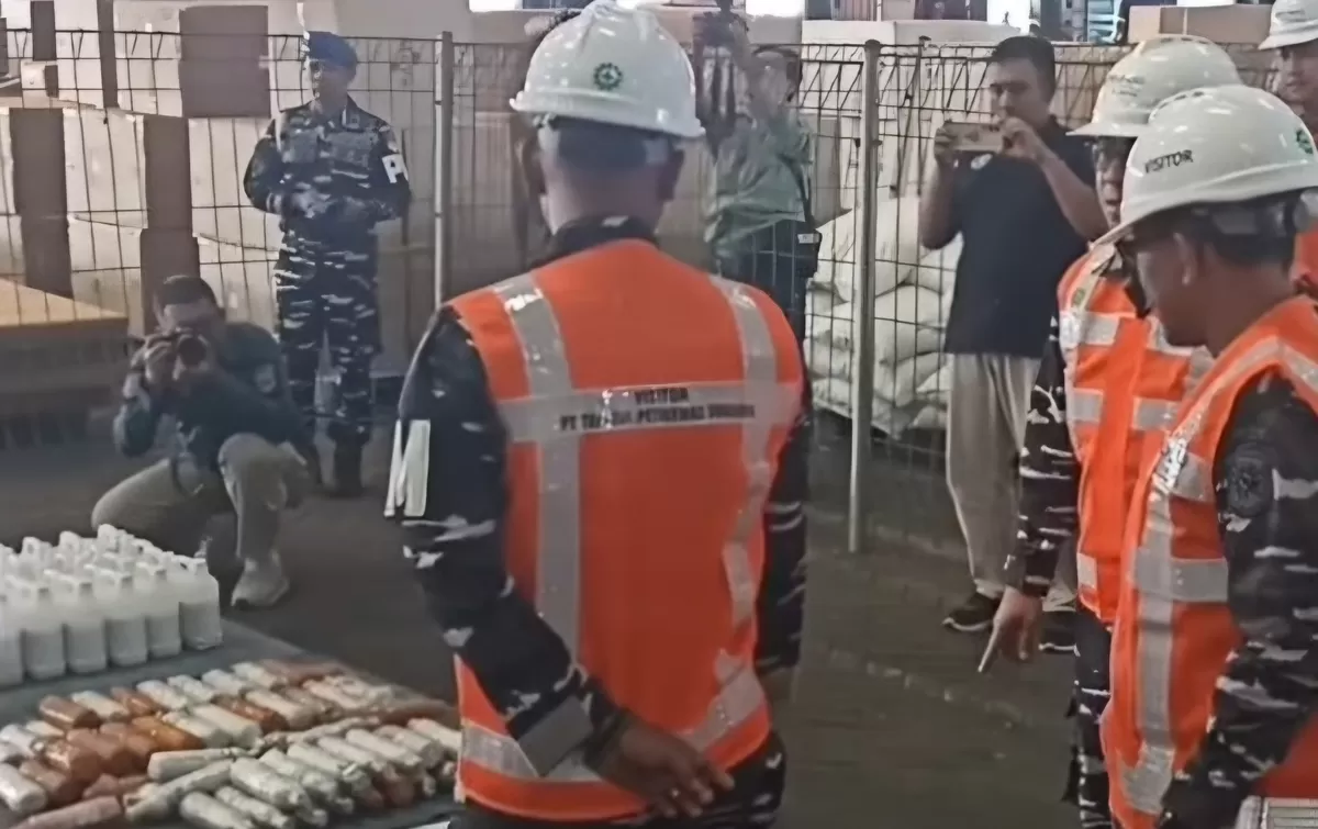 Bea Cukai Tanjung Perak membongkar dugaan penyelundupan 3,4 ton merkuri cair ke Burkina Faso yang disisipkan dalam ekspor keramik. (Dok.Instagram@berita jatim)
