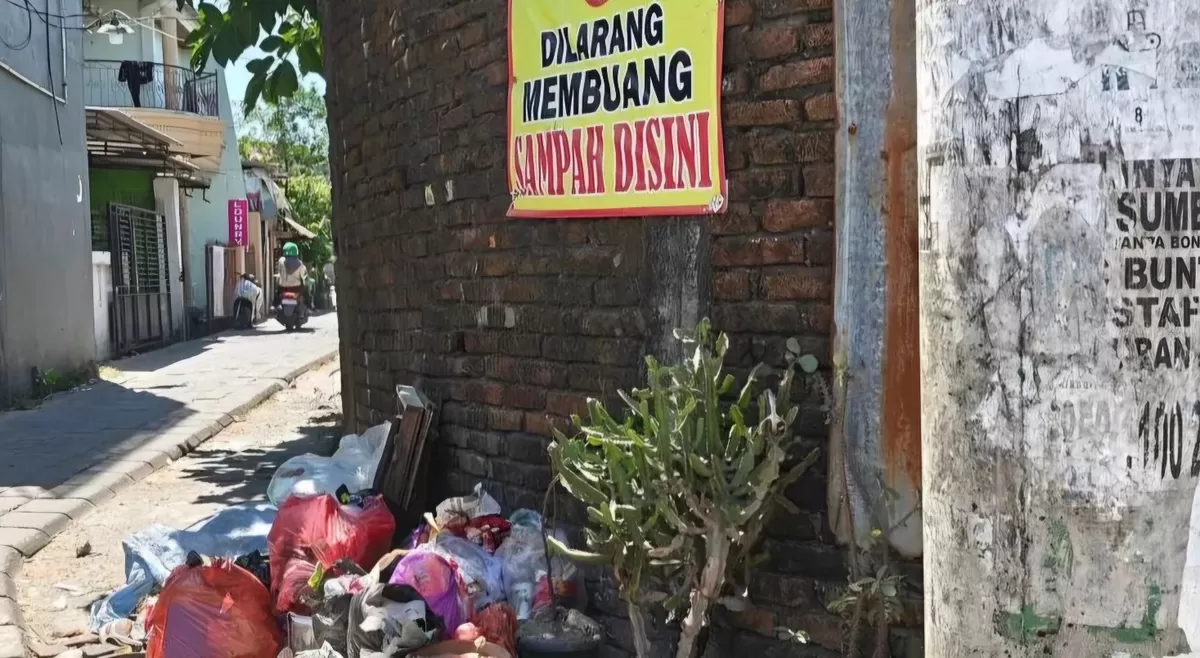 Aturan pilah sampah Makassar memicu keluhan di sejumlah kawasan. Warga meminta fasilitas dan mekanisme pengangkutan diperjelas. (Dok.Threads@teropong_makassar)