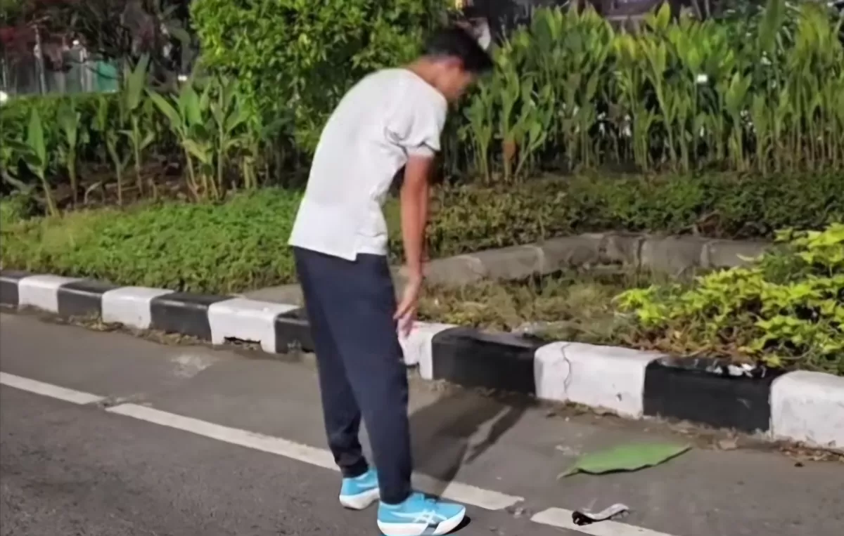  Robi Syianturi Salat Subuh di tengah Surabaya Marathon sebelum kembali berlari dan meraih juara 1 Marathon Nasional Putra. (Dok.Threads@ayief_darmawan)