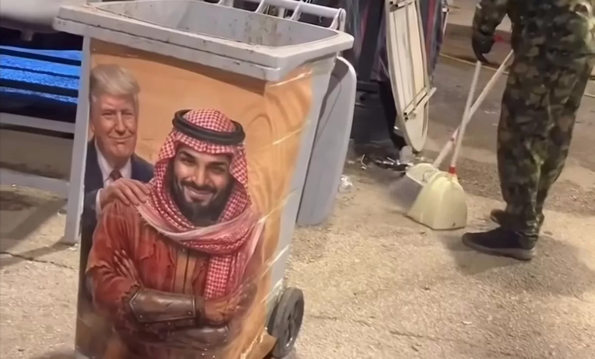 Poster Donald Trump dan MBS ditempel di tong sampah di Baghdad sebagai simbol protes politik terhadap pengaruh AS dan Arab Saudi di Irak. (Dok.Threads@tasawuf center)