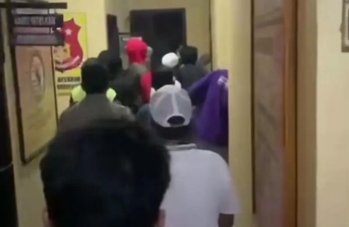 Terduga bandar sabu kabur dari Polsek Liukang Kalmas hingga memicu warga menggeruduk kantor polisi. Propam memeriksa tiga personel. (Dok.fb@mamal lapor jenderal) 
