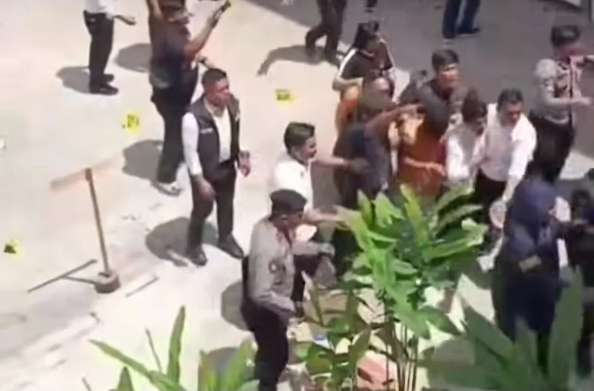 Rekonstruksi kasus penikaman di Toraja Utara panas usai ucapan salah satu tersangka picu emosi keluarga korban, polisi amankan 3 tersangka. (Dok.Instagram@rakyat sulsel)
